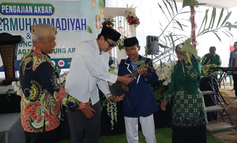 Wakil Bupati Purworejo Dion Agasi Setiabudi menerima bibit aren dari santri IPM saat peluncuran Kampung Aren Purworejo.