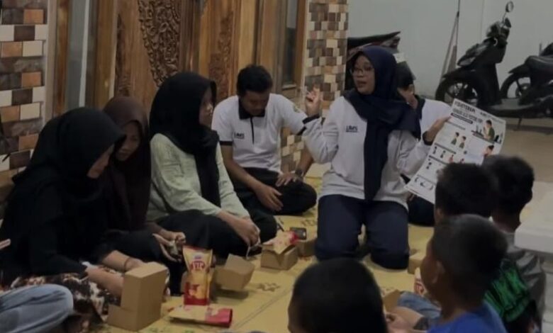 Mahasiswa fisioterapi UMS memegang poster saat memberikan edukasi pencegahan skoliosis pada remaja yang sedang duduk berkumpul di Posyandu Tawangsari.