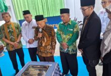 Momen tokoh Muhammadiyah memanjatkan doa di depan prasasti saat peresmian Masjid AR Fachruddin Solo.