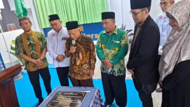 Momen tokoh Muhammadiyah memanjatkan doa di depan prasasti saat peresmian Masjid AR Fachruddin Solo.