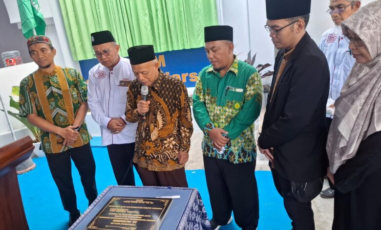 Momen tokoh Muhammadiyah memanjatkan doa di depan prasasti saat peresmian Masjid AR Fachruddin Solo.