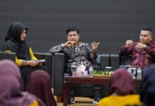 Rektor UMP Prof. Dr. Jebul Suroso memaparkan pemikiran Margono dan Sumitro dalam forum diskusi ekonomi kerakyatan di UMP.