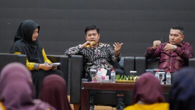 Rektor UMP Prof. Dr. Jebul Suroso memaparkan pemikiran Margono dan Sumitro dalam forum diskusi ekonomi kerakyatan di UMP.