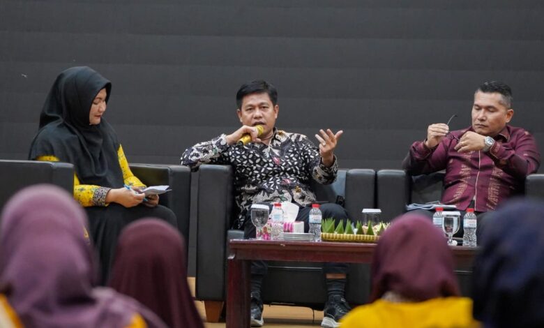 Rektor UMP Prof. Dr. Jebul Suroso memaparkan pemikiran Margono dan Sumitro dalam forum diskusi ekonomi kerakyatan di UMP.