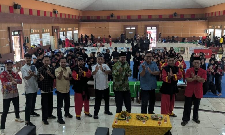 Petinggi organisasi dan ratusan atlet di pembukaan Kejuaraan Pencak Silat Tapak Suci Pekalongan.