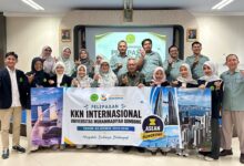 Foto bersama Rektor Universitas Muhammadiyah Gombong dan mahasiswa memegang spanduk pelepasan KKN Internasional UNIMUGO ke ASEAN dan Hongkong.