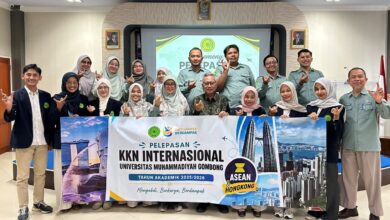 Foto bersama Rektor Universitas Muhammadiyah Gombong dan mahasiswa memegang spanduk pelepasan KKN Internasional UNIMUGO ke ASEAN dan Hongkong.
