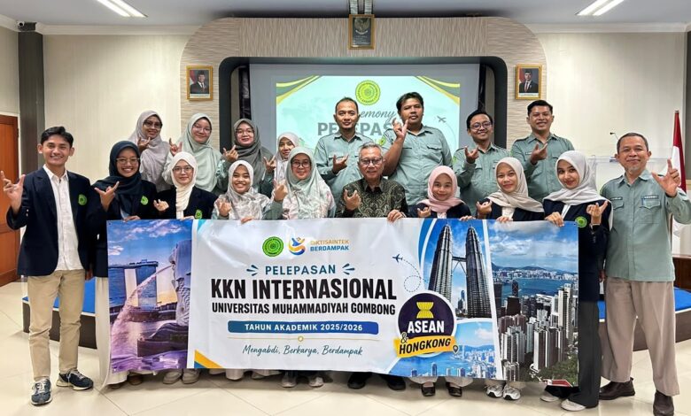 Foto bersama Rektor Universitas Muhammadiyah Gombong dan mahasiswa memegang spanduk pelepasan KKN Internasional UNIMUGO ke ASEAN dan Hongkong.