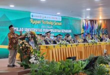 Ketua PWM Jateng KH Tafsir berpidato menyampaikan filosofi Kampus Hijau UNIMUS pada Rapat Terbuka Senat Milad ke-27 Universitas Muhammadiyah Semarang.