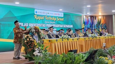Ketua PWM Jateng KH Tafsir berpidato menyampaikan filosofi Kampus Hijau UNIMUS pada Rapat Terbuka Senat Milad ke-27 Universitas Muhammadiyah Semarang.