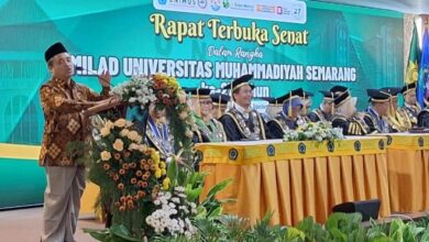 Ketua PWM Jateng KH Tafsir berpidato menyampaikan filosofi Kampus Hijau UNIMUS pada Rapat Terbuka Senat Milad ke-27 Universitas Muhammadiyah Semarang.