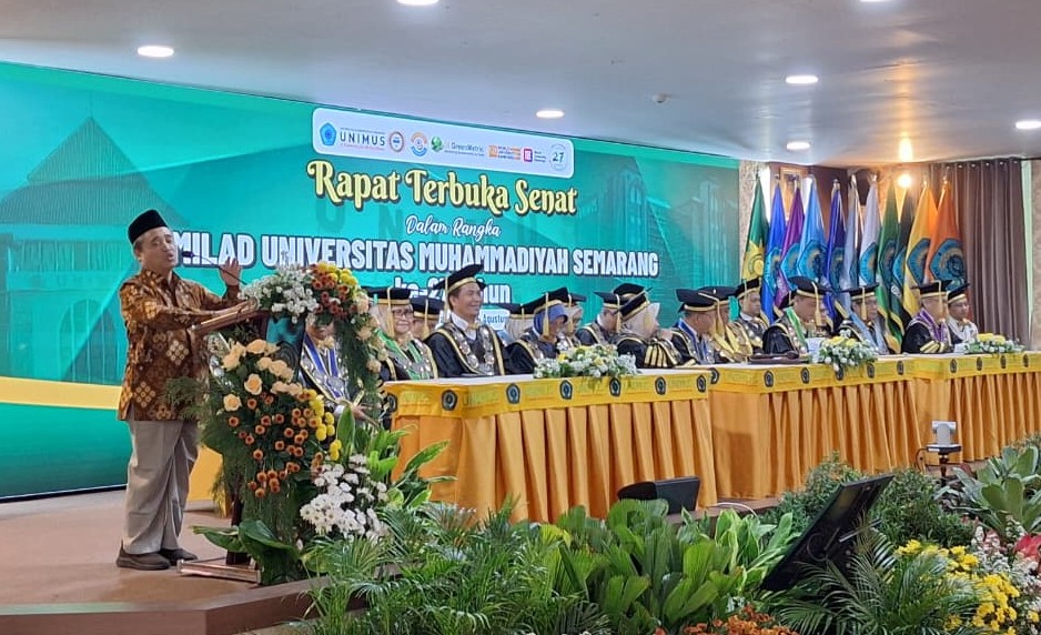 Ketua PWM Jateng KH Tafsir berpidato menyampaikan filosofi Kampus Hijau UNIMUS pada Rapat Terbuka Senat Milad ke-27 Universitas Muhammadiyah Semarang.