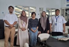 Lima mahasiswa ITESA Muhammadiyah Semarang berfoto bersama saat mengikuti program magang di kantor CV Mebel Internasional.