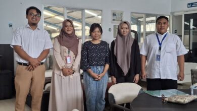 Lima mahasiswa ITESA Muhammadiyah Semarang berfoto bersama saat mengikuti program magang di kantor CV Mebel Internasional.