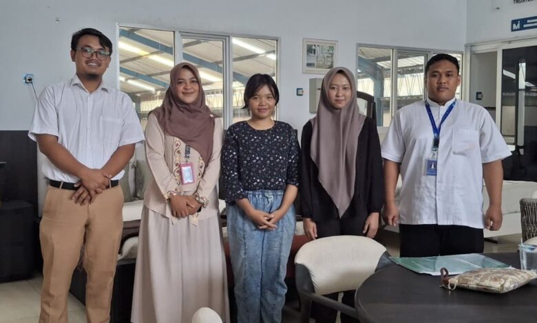 Lima mahasiswa ITESA Muhammadiyah Semarang berfoto bersama saat mengikuti program magang di kantor CV Mebel Internasional.