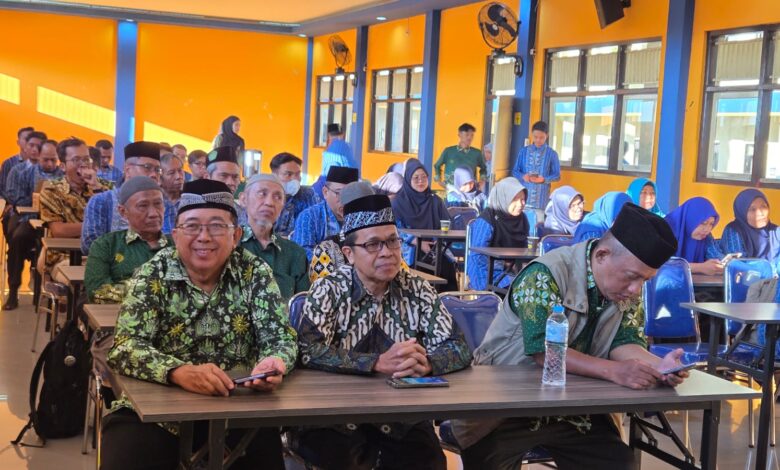 Rombongan PCM Mergangsan Yogyakarta saat mengikuti agenda studi tiru berburu inovasi pendidikan di aula sekolah unggulan Muhammadiyah, SMP Mutual Magelang.