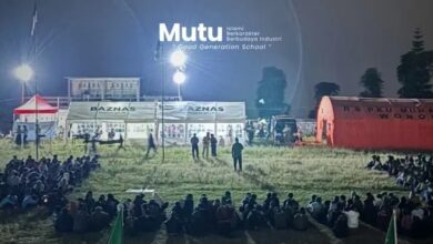 Character Building Camp SMK Muhammadiyah 1 Temanggung di Lapangan Desa Katekan malam hari dengan tenda BAZNAS dan RS PKU Muhammadiyah.