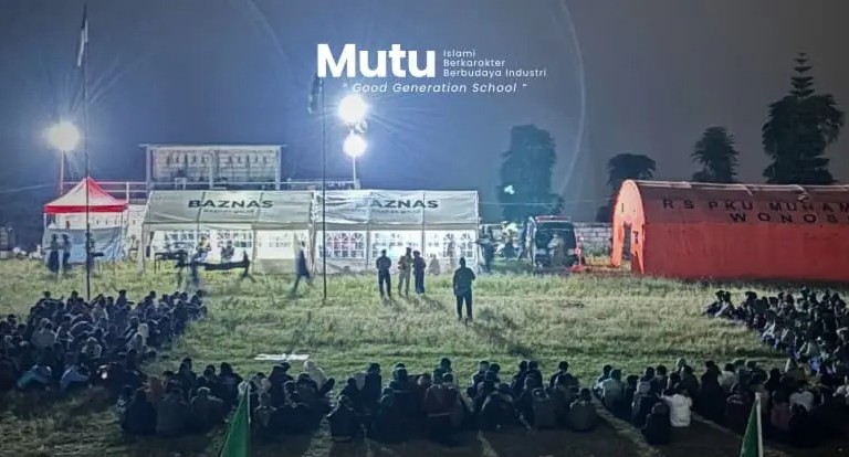 Character Building Camp SMK Muhammadiyah 1 Temanggung di Lapangan Desa Katekan malam hari dengan tenda BAZNAS dan RS PKU Muhammadiyah.