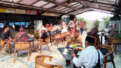 Jemaah peserta Rihlah PRM Giyanti Mungseng Purworejo sedang beramah-tamah dan menikmati jamuan di area restoran SM Tower Malioboro Yogyakarta.