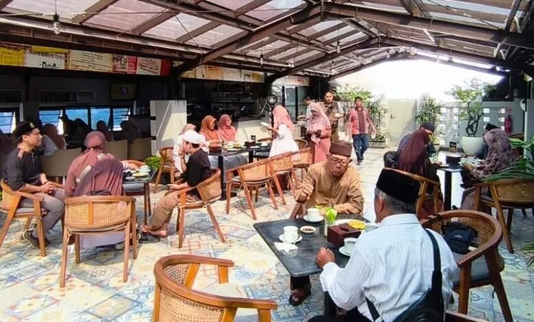 Jemaah peserta Rihlah PRM Giyanti Mungseng Purworejo sedang beramah-tamah dan menikmati jamuan di area restoran SM Tower Malioboro Yogyakarta.