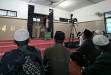 Jamaah menyimak tausiyah KH. Asy'ari Muhadi dalam acara pengajian selapanan PCM Gemawang di Masjid Al Furqon.
