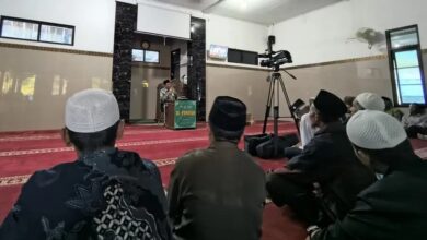 Jamaah menyimak tausiyah KH. Asy'ari Muhadi dalam acara pengajian selapanan PCM Gemawang di Masjid Al Furqon.