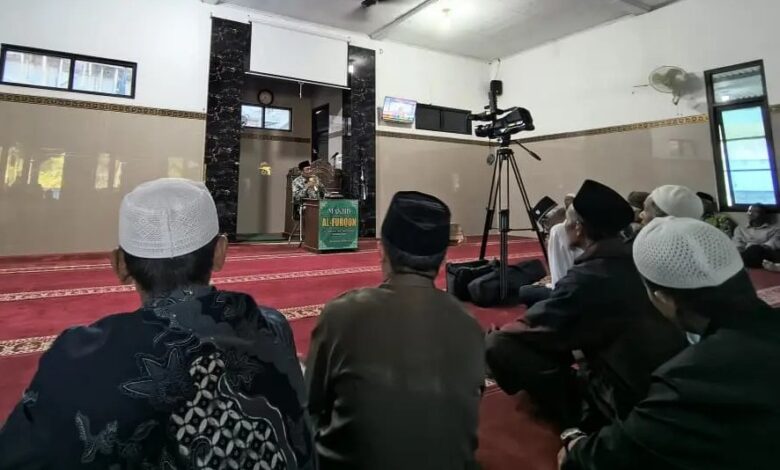 Jamaah menyimak tausiyah KH. Asy'ari Muhadi dalam acara pengajian selapanan PCM Gemawang di Masjid Al Furqon.