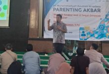 Seminar Parenting Akbar MI Muhammadiyah Kauman Wiradesa tentang mendidik karakter anak di tengah gempuran dunia digital.
