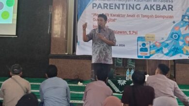 Seminar Parenting Akbar MI Muhammadiyah Kauman Wiradesa tentang mendidik karakter anak di tengah gempuran dunia digital.