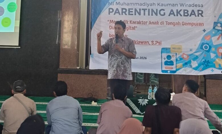 Seminar Parenting Akbar MI Muhammadiyah Kauman Wiradesa tentang mendidik karakter anak di tengah gempuran dunia digital.