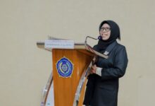 Dr. Siti Rahmawati, S.Ag., M.Ag. memberikan pidato dari balik podium berlogo Universitas Muhammadiyah Surakarta (UMS) saat Sidang Terbuka Promosi Doktor Pendidikan Agama Islam.