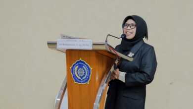 Dr. Siti Rahmawati, S.Ag., M.Ag. memberikan pidato dari balik podium berlogo Universitas Muhammadiyah Surakarta (UMS) saat Sidang Terbuka Promosi Doktor Pendidikan Agama Islam.