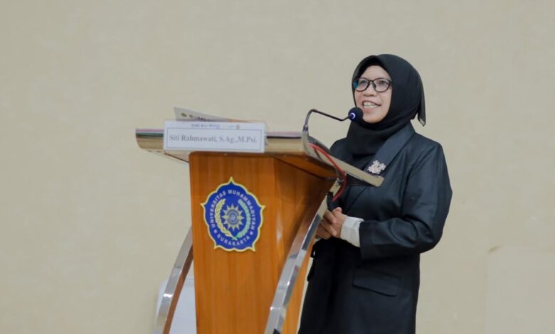 Dr. Siti Rahmawati, S.Ag., M.Ag. memberikan pidato dari balik podium berlogo Universitas Muhammadiyah Surakarta (UMS) saat Sidang Terbuka Promosi Doktor Pendidikan Agama Islam.