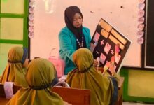 Mahasiswa PLP FKIP UMS sedang mempraktikkan metode game based learning menggunakan media permainan edukatif interaktif kepada siswi MIM Gonilan.