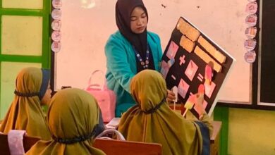 Mahasiswa PLP FKIP UMS sedang mempraktikkan metode game based learning menggunakan media permainan edukatif interaktif kepada siswi MIM Gonilan.