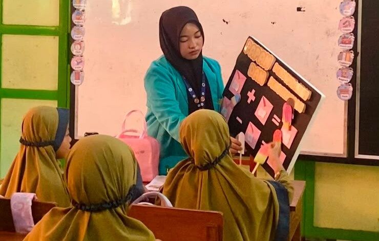 Mahasiswa PLP FKIP UMS sedang mempraktikkan metode game based learning menggunakan media permainan edukatif interaktif kepada siswi MIM Gonilan.