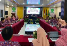 Suasana Asesmen Lapangan LAMEMBA dalam rangka penilaian Akreditasi Prodi Manajemen UMPWR menuju predikat Unggul di ruang rapat kampus.
