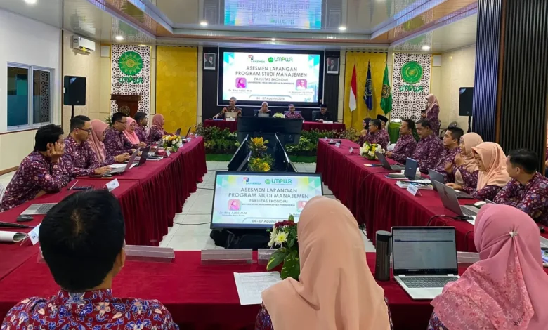 Suasana Asesmen Lapangan LAMEMBA dalam rangka penilaian Akreditasi Prodi Manajemen UMPWR menuju predikat Unggul di ruang rapat kampus.