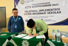Penandatanganan MoU transformasi digital sekolah antara SMP Ahmad Dahlan dan mitra di Ruang Meeting.