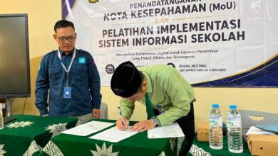 Penandatanganan MoU transformasi digital sekolah antara SMP Ahmad Dahlan dan mitra di Ruang Meeting.