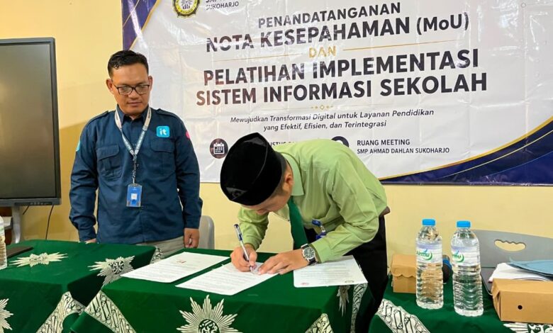 Penandatanganan MoU transformasi digital sekolah antara SMP Ahmad Dahlan dan mitra di Ruang Meeting.