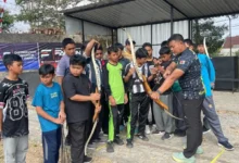 Pelatih PERPANI Temanggung memberikan instruksi penggunaan busur barebow kepada peserta ekstrakurikuler panahan santri Pontren Almatera.