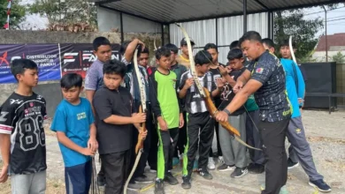 Pelatih PERPANI Temanggung memberikan instruksi penggunaan busur barebow kepada peserta ekstrakurikuler panahan santri Pontren Almatera.