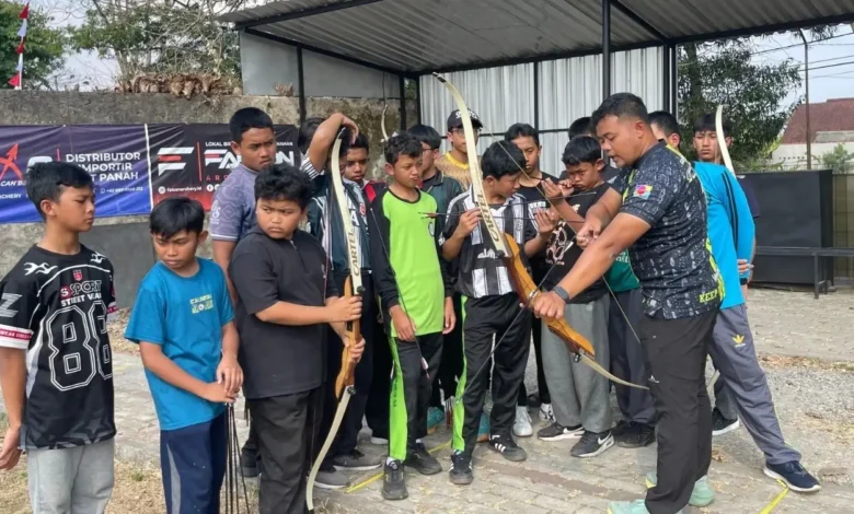 Pelatih PERPANI Temanggung memberikan instruksi penggunaan busur barebow kepada peserta ekstrakurikuler panahan santri Pontren Almatera.