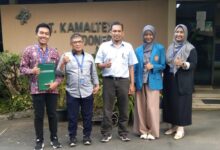 Perwakilan ITESA Muhammadiyah Semarang dan mahasiswa peserta paid internship mahasiswa berfoto bersama manajemen PT Kamaltex Indonesia.