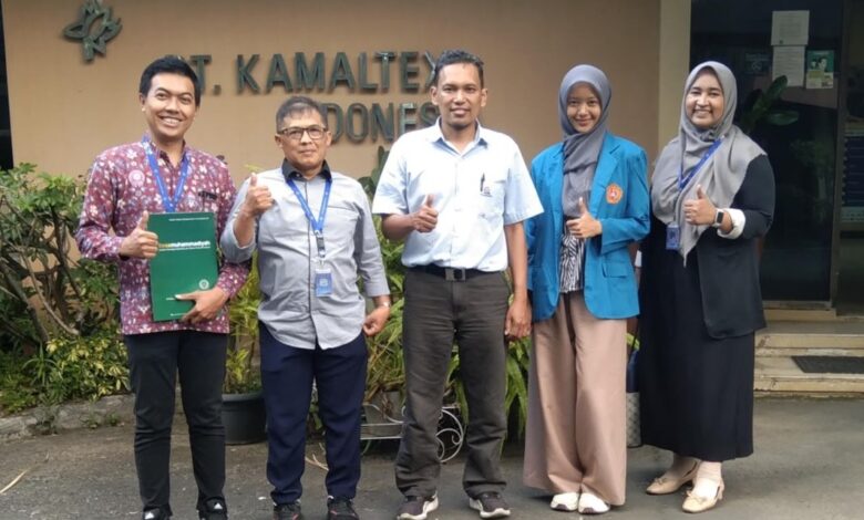 Perwakilan ITESA Muhammadiyah Semarang dan mahasiswa peserta paid internship mahasiswa berfoto bersama manajemen PT Kamaltex Indonesia.