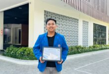 Mahasiswa PAI UMP Juara Lomba Dakwah Reels, Yusuf Ashari memegang sertifikat kemenangan tingkat nasional.