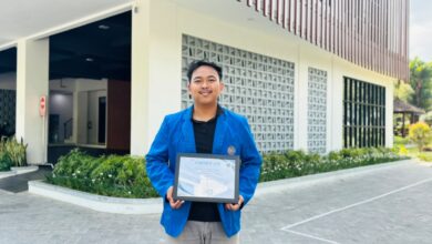 Mahasiswa PAI UMP Juara Lomba Dakwah Reels, Yusuf Ashari memegang sertifikat kemenangan tingkat nasional.