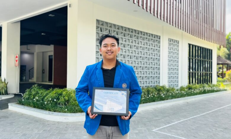Mahasiswa PAI UMP Juara Lomba Dakwah Reels, Yusuf Ashari memegang sertifikat kemenangan tingkat nasional.