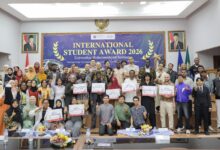 Rektor, pimpinan, dan mahasiswa internasional UMS berfoto bersama dalam ajang International Student Award 2026 UMS di Auditorium Djazman.